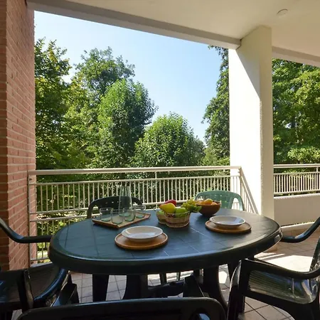 Modern Near With Pool 아파트 *